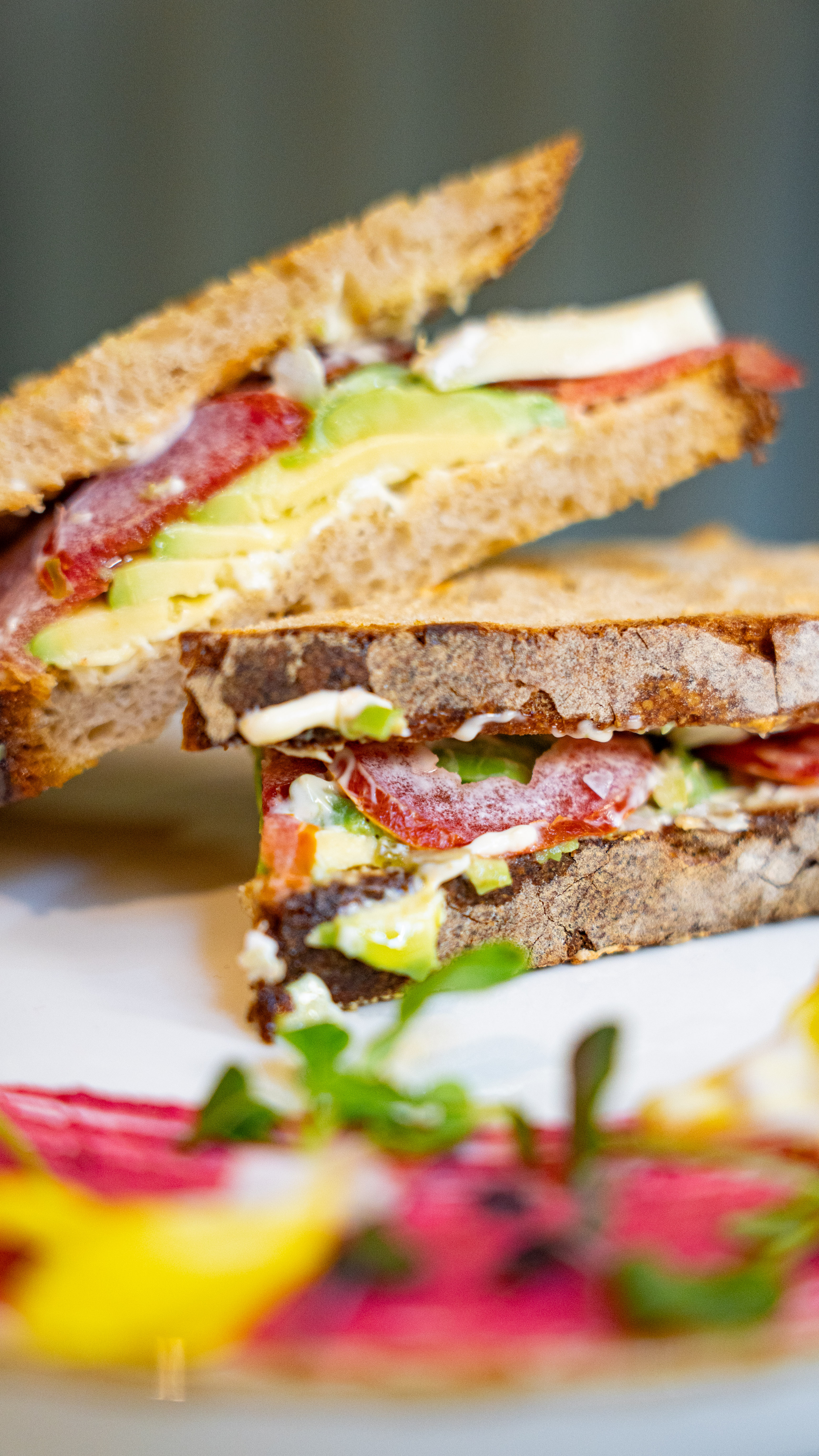 Sándwich artesanal de aguacate en Afecte Brunch