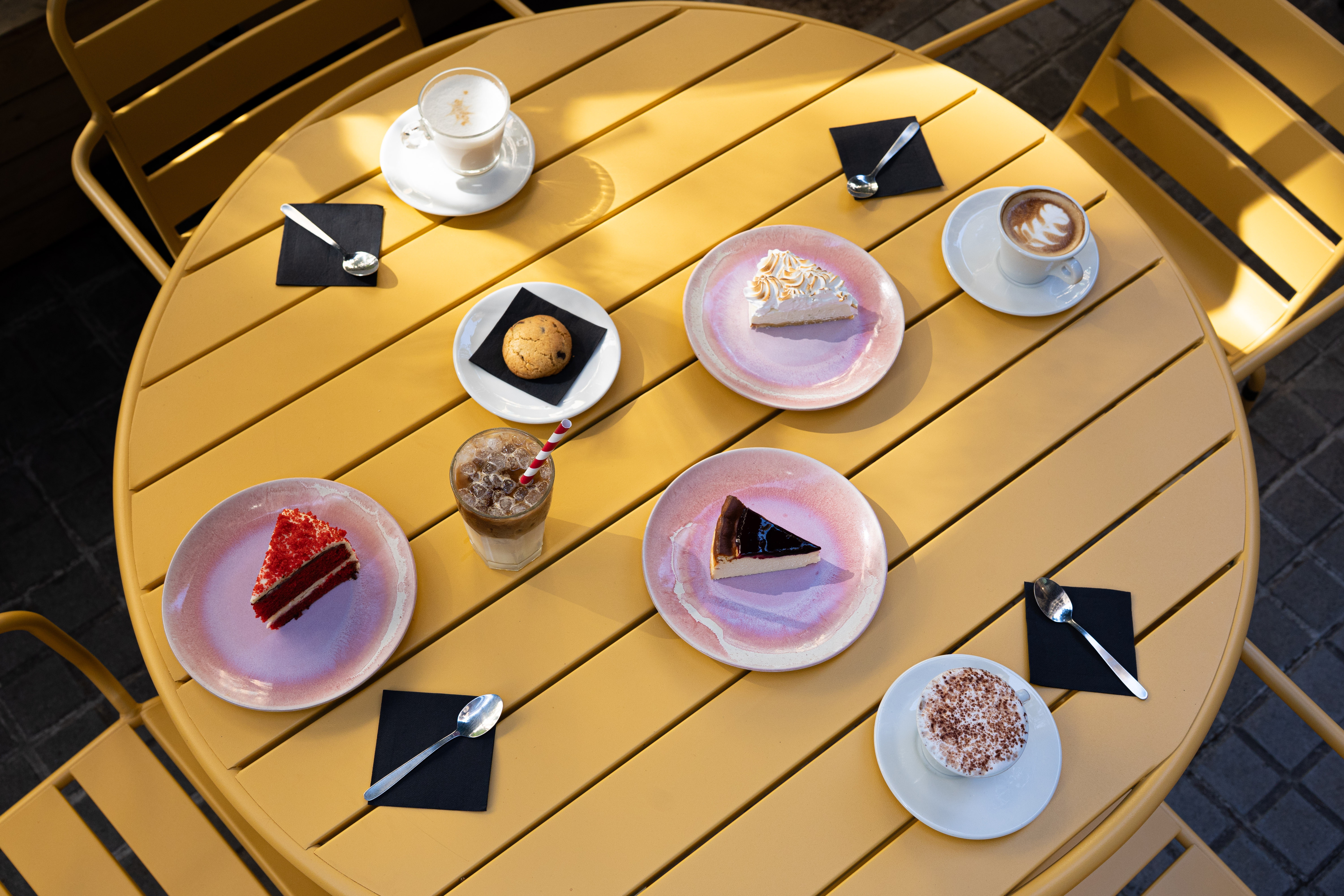 Vista aérea de pasteles y bollería artesanal elaborada en Afecte Brunch